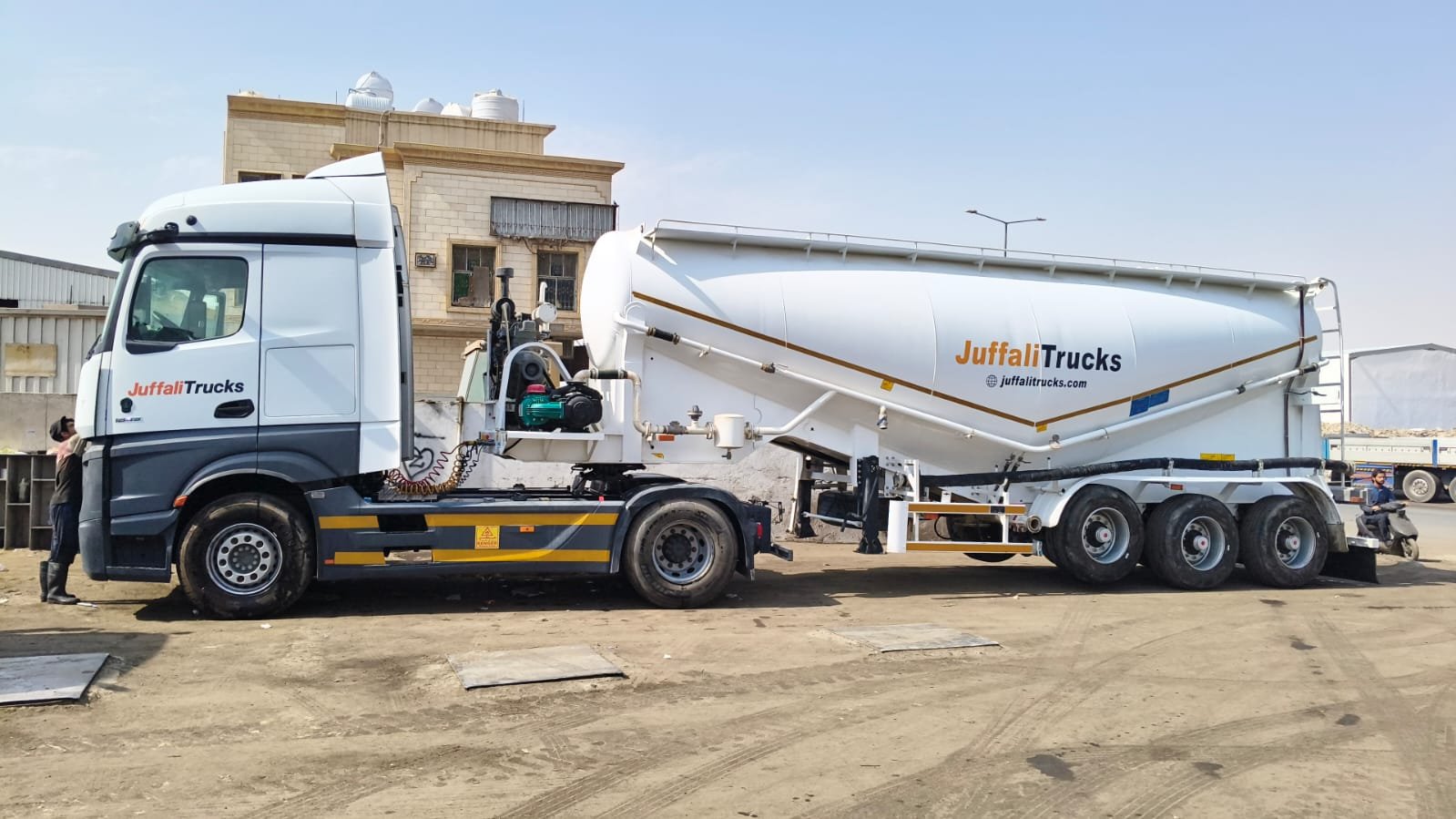 شاحنات توريد الأسمنت