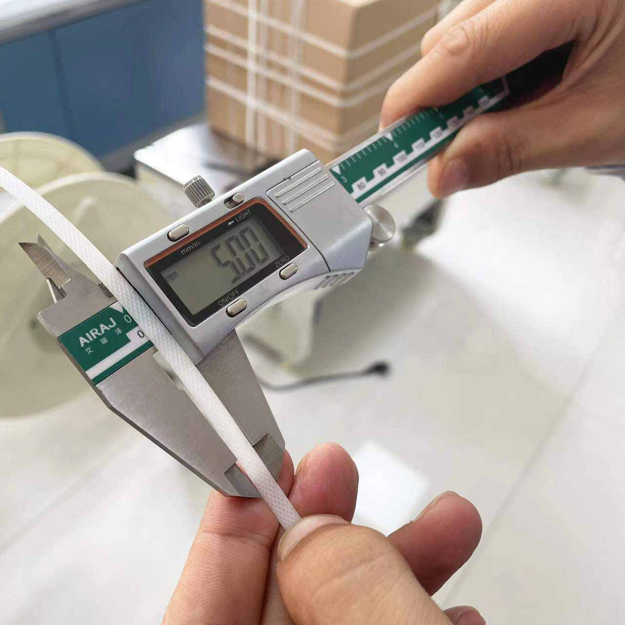 آلة لقياس أشرطة بولي بروبيلين